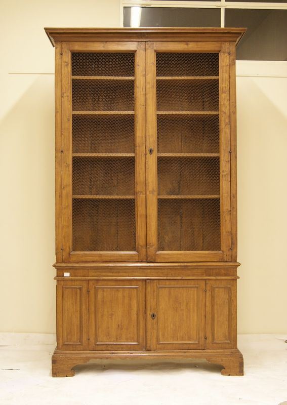 Libreria a due corpi in legno sec. XIX, due sportelli con grate e due ante in legno, cm 137x35x251