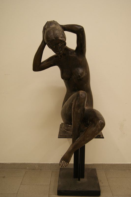 Vitaliano De Angelis  (Firenze 1916 -Livorno 2002)  DONNA CHE SI PETTINA  scultura in bronzo, alt. cm 158