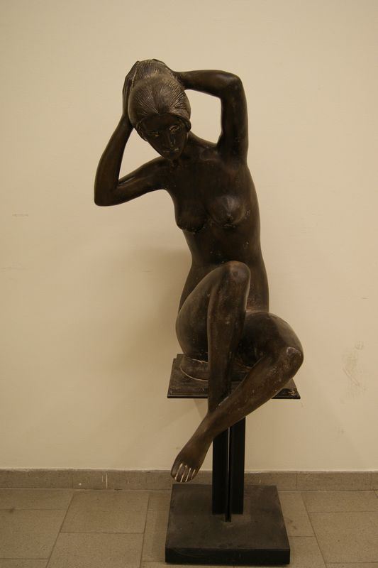 Vitaliano De Angelis  (Firenze 1916 -Livorno 2002)  DONNA CHE SI PETTINA  scultura in bronzo, alt. cm 158