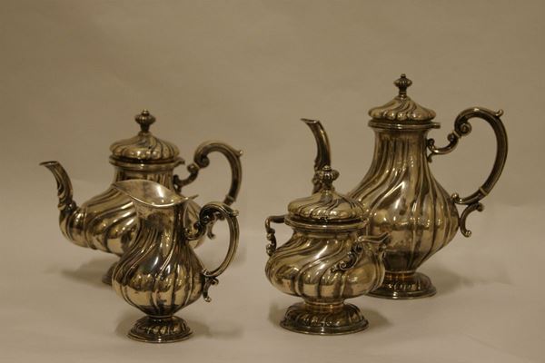 Servito da te' e caffe' sec. XX, in argento cesellato composto da caffettiera, teiera, zuccheriera e lattiera, g 1870
