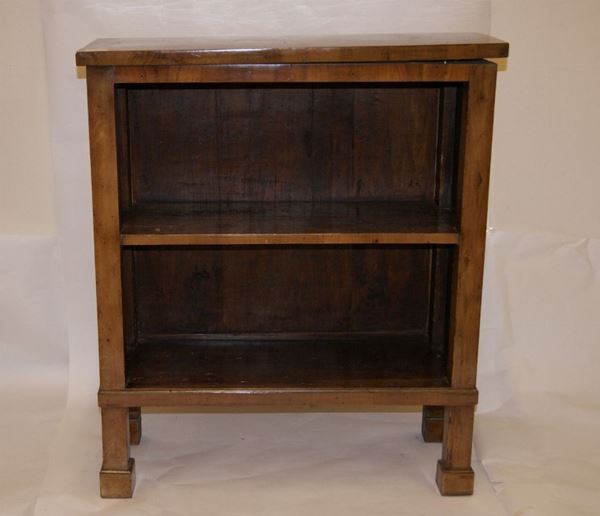 Piccola libreria in ciliegio, tardo Impero, con gambe squadrate, cm 74x29x86