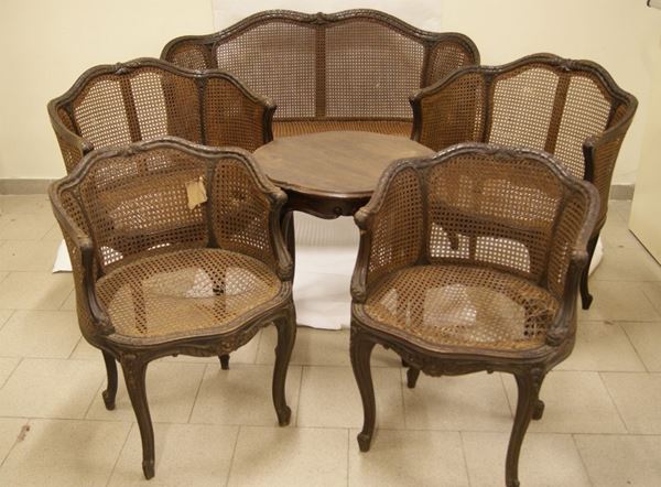 Salotto primi sec. XX, composto da divano, 2 poltrone, 2 poltroncine e tavolino in legno intagliato e cannette', difetti