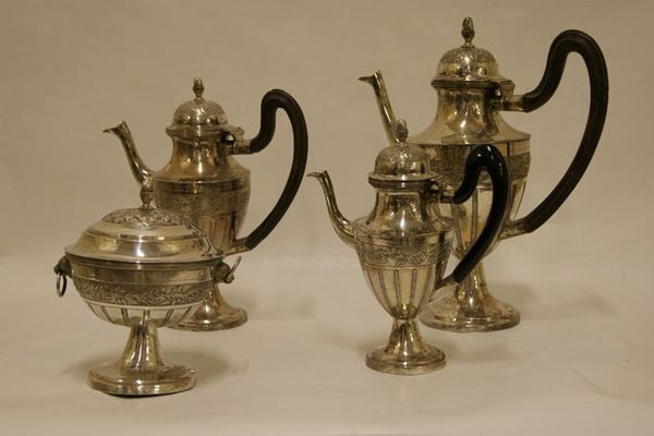 Due caffettiere, lattiera e zuccheriera, fine XIX- inizi XX , in argento cesellato sbalzato, con manici in legno, g 3070