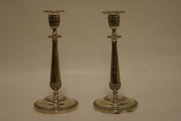 Coppia di candelieri, Milano metÃ  sec. XIX, in argento sbalzato,alt. cm 24, g 640 lordi
