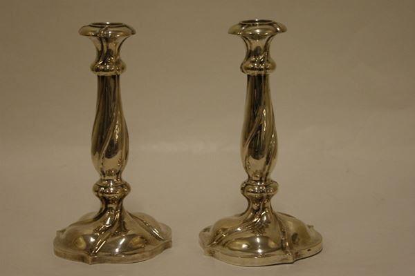 Coppia di candelieri, inizi sec. XX, in argento lavorato, alt. cm 23, g 780 lordi