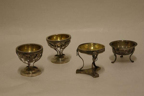 Coppia di saliere, metÃ  sec. XIX, in argento cesellato, con grappoli d'uva, e altre due saliere diverse con sostegni sagomati, g 340