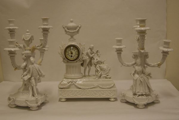 Orologio da tavolo e coppia di applique, sec. XX, in ceramica , movimento francese, difetti e mancanze