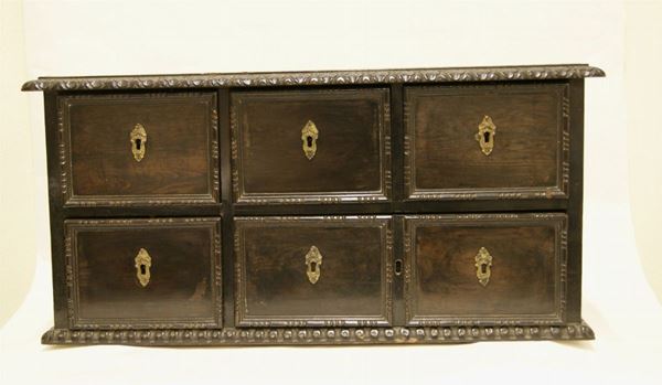 Piccolo stipo, sec. XIX, in legno, a 5 cassetti, cm 72x30x35