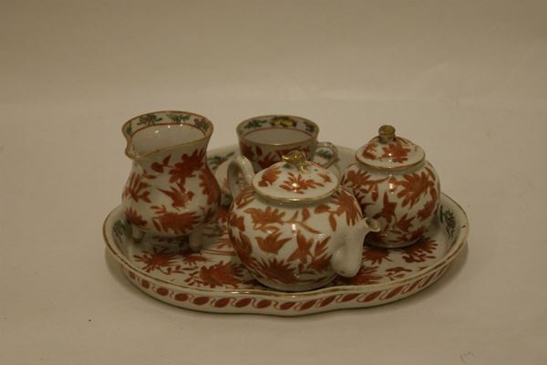 Servitino da caffe', sec. XVIII, in ceramica orientale decorata a fiori, composto da caffettiera, lattiera, zuccheriera, tazza con piattino e vassoio sagomato