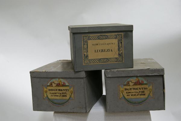 Quarantotto scatoline, sec.XIX, in legno laccato, cm 37x27x20