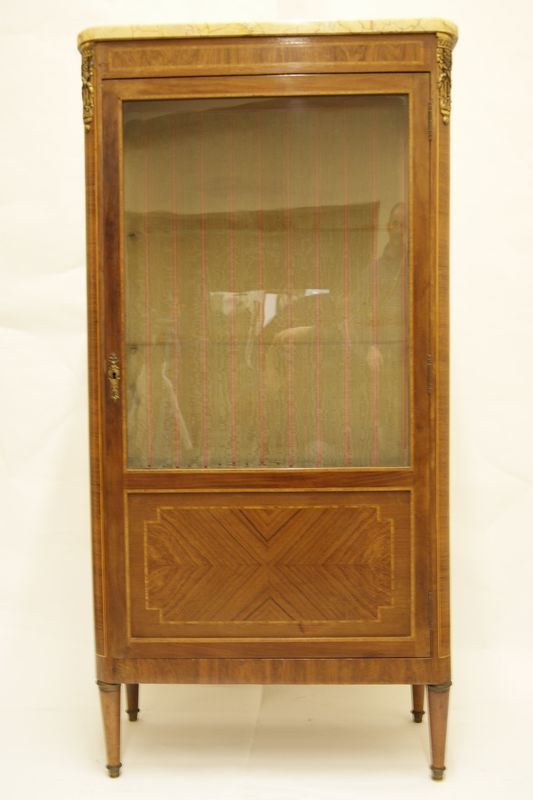 Vetrina, Francia primi sec. XX, in legno filettato ad uno sportello, piano in marmo, rapporti in metallo dorato, cm 73x34x145
