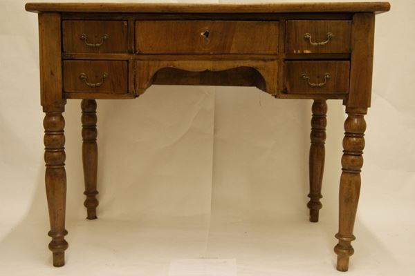 Scrivania, Toscana sec. XIX, in noce con gambe tornite,  5 cassetti, cm 103x60x81