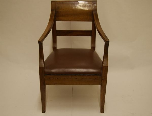 Poltroncina,Toscana sec. XIX, in noce con braccioli ricurvi, alt. cm 89