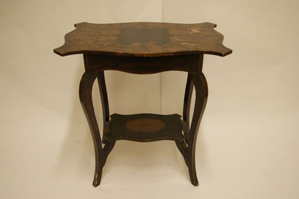 Tavolino, sec.XIX, in legno decorato con fiori e sottopiano cm 67x42x69