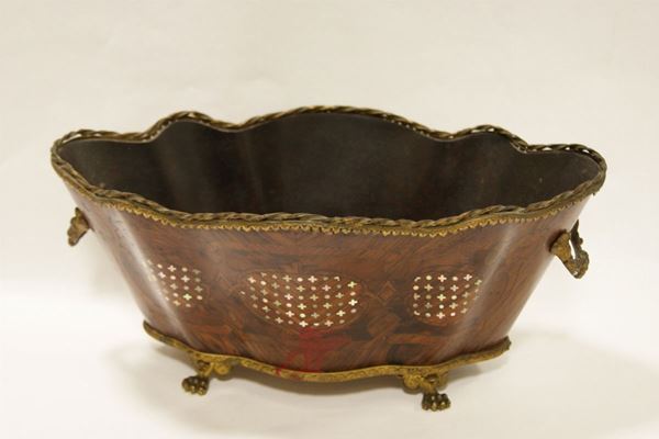 Vaschetta, primi sec. XIX, in legno con guarnizioni in madreperla e metallo dorato alt. cm 13