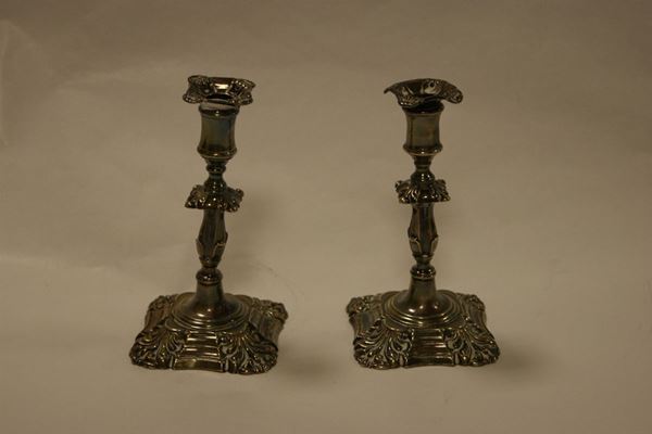 Coppia di piccoli candelabri, sec. XIX, in argento cesellato, alt. cm 13