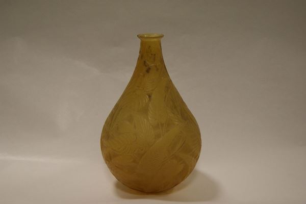 Vaso, Lalique , in vetro giallo decorato a foglie, alt. cm  25 , difetti