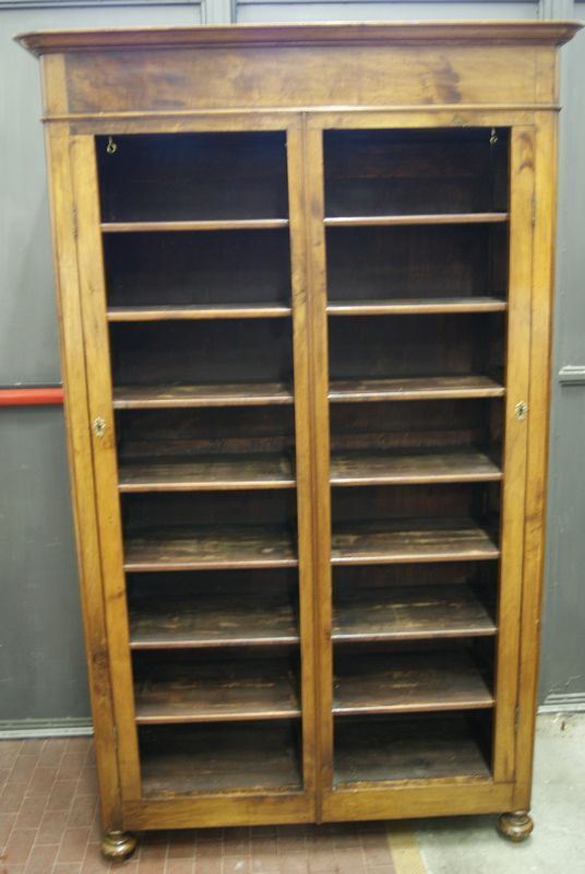 Libreria, Toscana sec.XIX, in noce con vani a giorno, cm 114x39x189