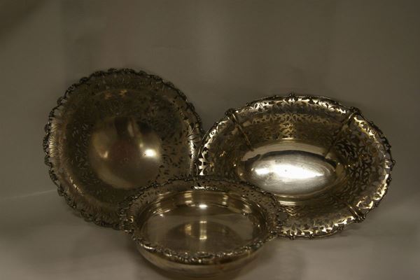 Tre centrotavola in argento traforato, gr 1960