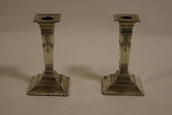 Coppia di candelieri, Inghilterra sec. XIX, in argento, alt. cm. 12,5