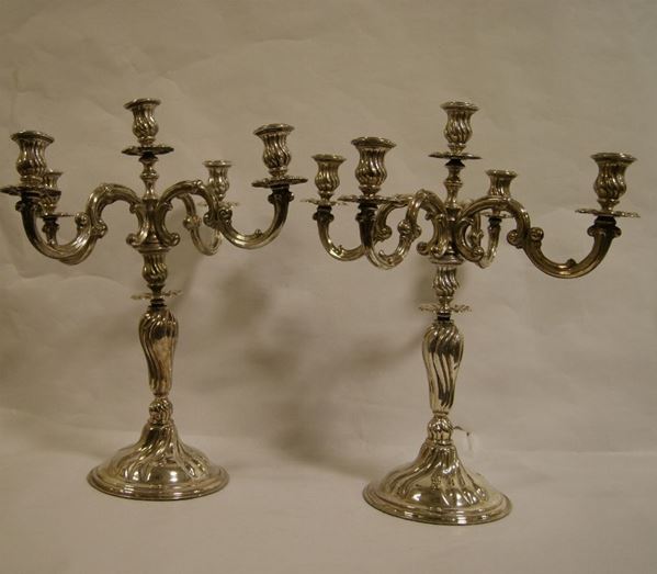 Coppia di candelieri, sec. XX, in metallo argentato, a cinque luci, alt. cm  48