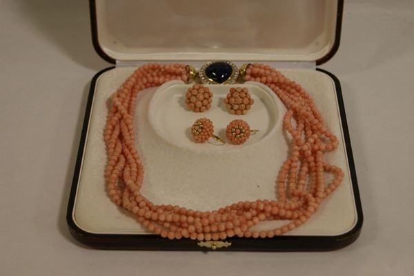 Lotto composto da: collana a 6 fili  di sferette in corallo rosa, fermatura a forma di cuore in oro giallo, lapislazzulo e brillantini e due paia di orecchini in oro giallo e corallo rosa, gr.121