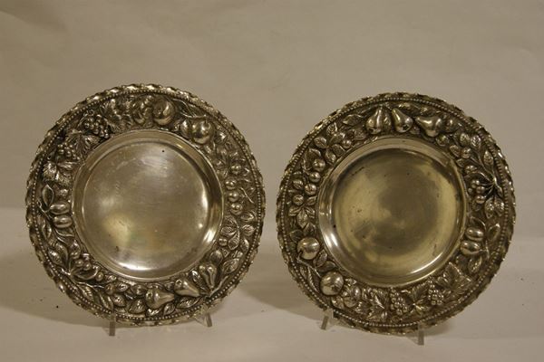 Coppia di piattini, in argento con bordo sbalzato a foglie e frutti, diametro cm 22 , gr. 420