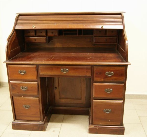 Scrivania a rullo, inizi sec. XX, sette cassetti frontali, due sportelli laterali, internamente dieci cassettini e vani a giorno, cm 120x74x121