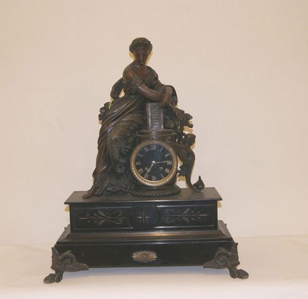 Orologio da tavolo, primi sec. XX, con base in lavagna e sovrastante scultura raffigurante FIGURA FEMMINILE, in bronzo, cm 49X60