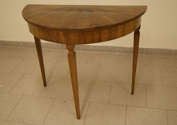 Piccola consolle, Toscana inizio sec. XX, in noce intarsiato con gambe scanalate, cm 87,5x44x75