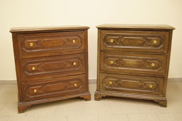 Coppia di credenzini in noce, a 3 cassetti, cm 82x37x88  - Asta Decorazione di Interni: Mobili, Oggetti d'arte, Argenti, Dipinti Antichi e edi secc. XIX e XX - Poggio Bracciolini Casa d'Aste