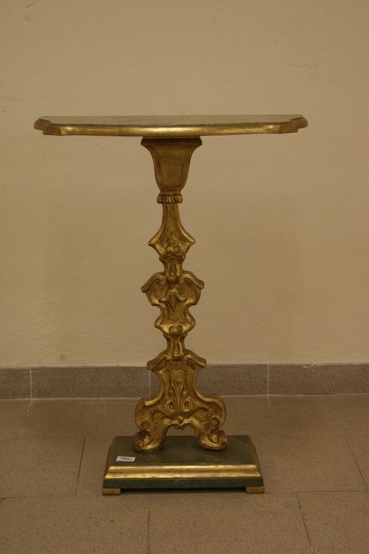 Piccola  consolle, inizio sec. XX,  in legno intagliato e dorato, con piano sagomato,  cm 56x25x76
