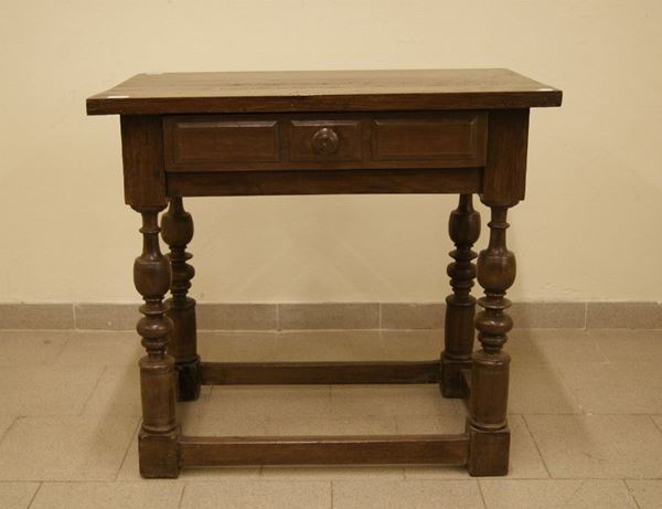 Tavolino in noce, stile '600, con colonne tornite, un cassetto, cm 86x54x79