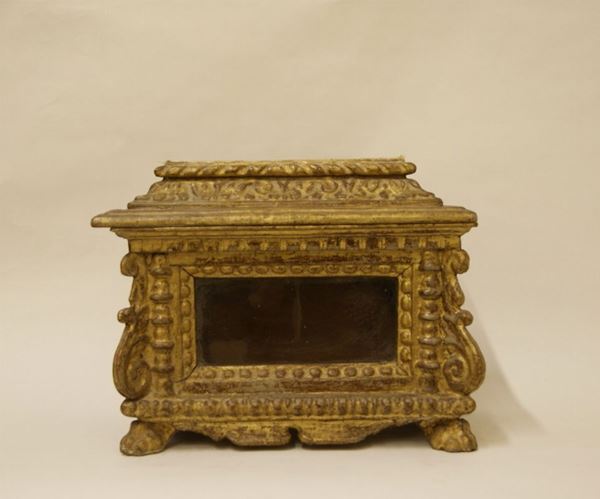 Piccola urna, sec. XVIII, in legno dorato e intagliato, cm 35x21x28, difetti e mancanze