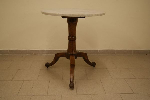 Tavolo tondo, Toscana sec. XIX,  gamba centrale tornita su tre piedi sagomati, piano in marmo, cm 71x80