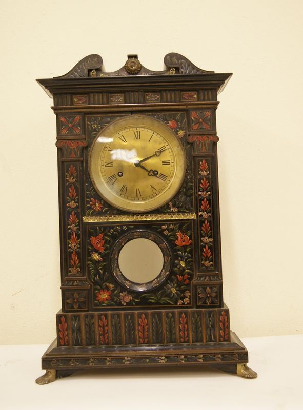 Orologio da tavolo, inizio sec. XX, in legno dipinto, cm 35x52