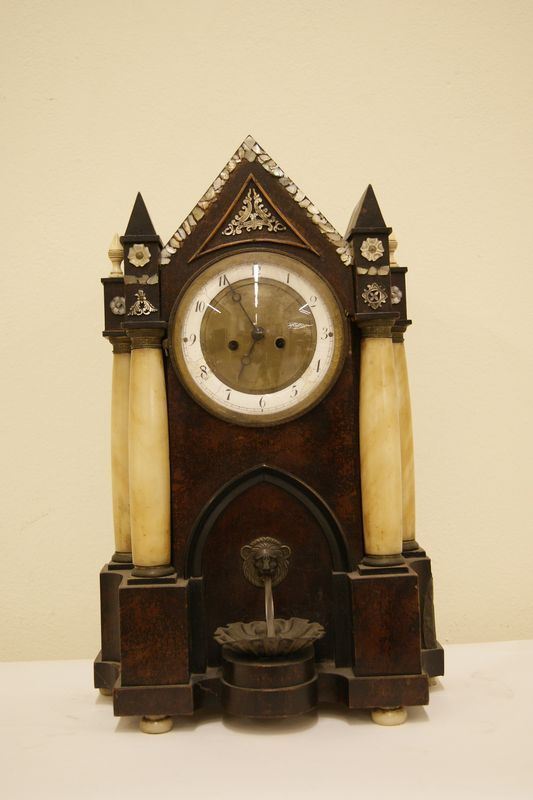 Orologio da tavolo, inizio sec. XX, in legno, con quattro colonnine e decorazioni in madreperla