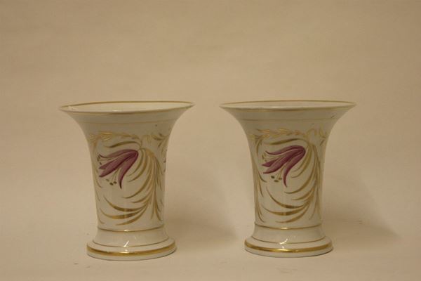 Coppia di vasi, inizio sec. XX, in ceramica decorata a fiori, alt. cm  20