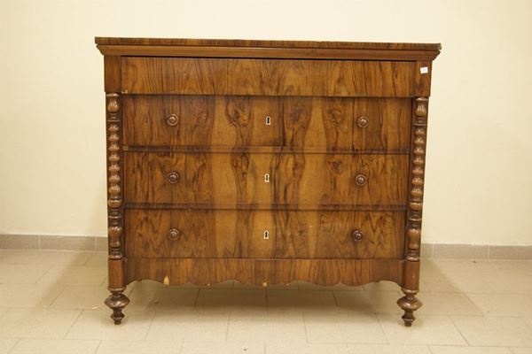 Cassettone,Toscana  sec. XIX, in noce  a quattro cassetti, laterali torniti, cm 125x63x110