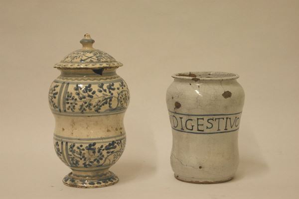 Due vasetti, sec. XVIII, in maiolica decorata, uno con coperchio, alt. cm. 18 e 25, da restaurare