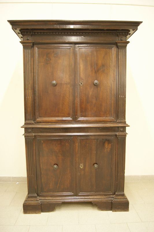 Credenza a due corpi, sec. XIX, in stile '600, in noce  a quattro sportelli, cm 106x37x185