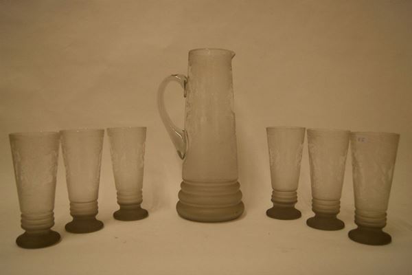 Brocca e sei bicchieri in vetro decorato, alt. brocca cm 32, alt. bicchieri cm 17