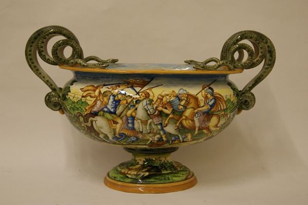 Centrotavola Molaroni Pesaro, in maiolica dipinta e decorata, manici a forma di serpenti, alt. cm 30, lungh. cm 48
