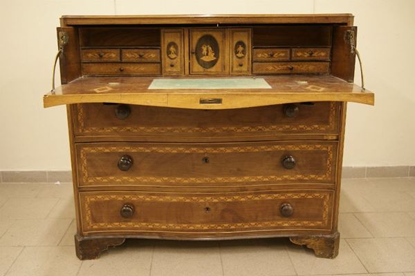 Cassettone, Inghilterra sec. XVIII, in noce filettato e intarsiato,  quattro cassetti mossi di cui uno ribaltabile con scarabattolo interno a otto cassettini e uno sportellino, cm 115x103x57