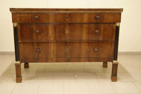 Cassettone periodo dell' Impero, sec. XIX, in noce, a tre cassetti,  colonne ebanizzate, cm 133x58,5x93