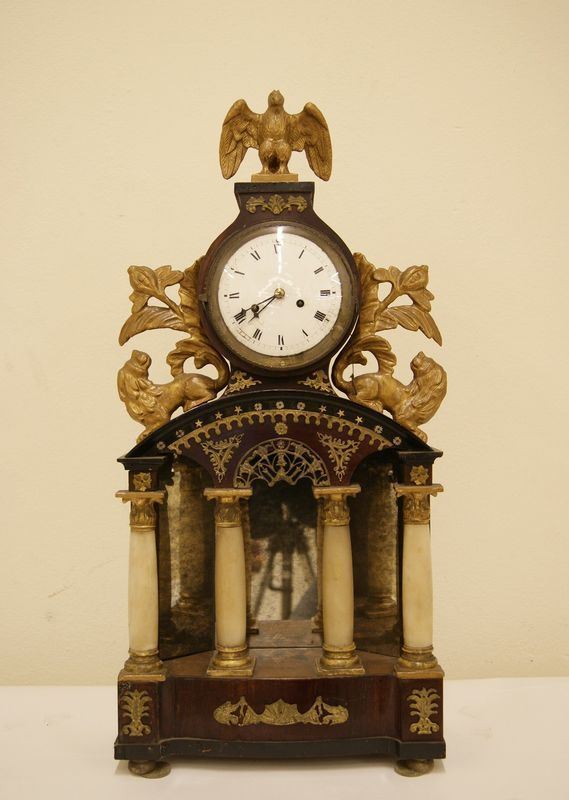 Orologio da tavolo, sec. XIX,  cassa in legno, quattro colonnine e sovrastanti tre figure di animali, cm 29,5x63