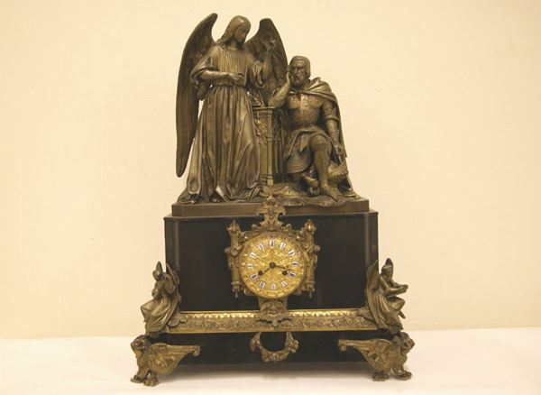 Orologio da tavolo, inizi del sec. XX, base in lavagna e sovrastante scultura in metallo dorato raffigurante CAVALIERE CON ANGELO, cm 49x65