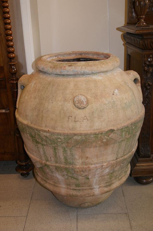 Orcio in terracotta, Sec. XIX, con stemma e siglato F.L.A. alt. cm 90x70