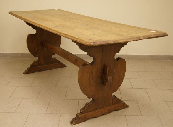 Tavolo, Toscana sec. xix, in noce, piano rettangolare , gambe ad asso di coppe riunite da traversa, cm 210x75x80