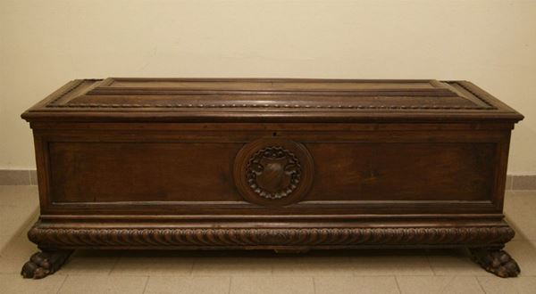 Cassapanca, Toscana sec. XVII, in noce con stemma centrale e piano a sarcofago ,cm 177x63x64